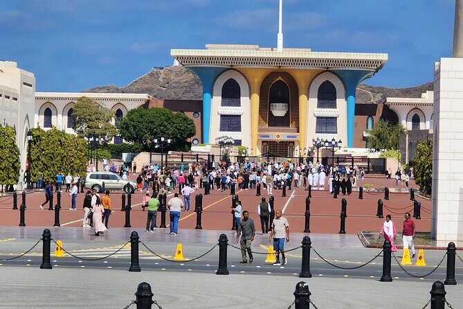 Discover Muscat - Al Alam Palace + Mutrah Souq: the free duo that feels like the real Oman