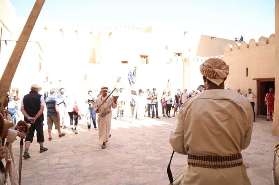 Full-Day Tour in Oman: Enchanting Forts of Nizwa and Jabreen - What to wear, bring, and photograph (without awkward moments)