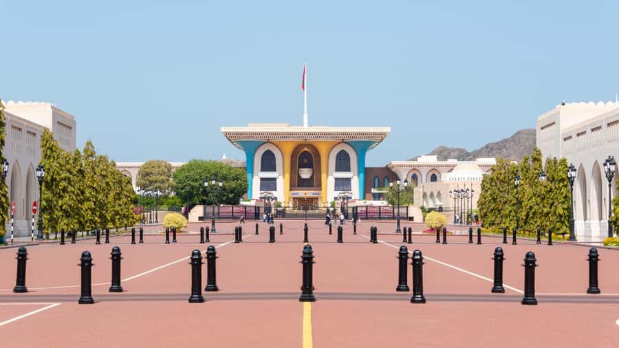 Muscat: Guided Landmarks Tour - Sultan Qaboos Grand Mosque: the big building, the right way