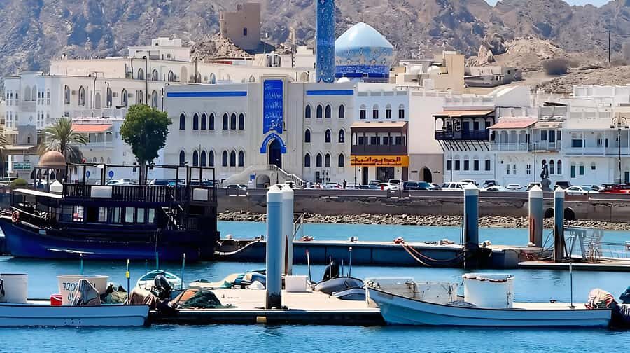 Muscat life and local culture city tour - Omani food break: karak tea, bread, cheese, chips