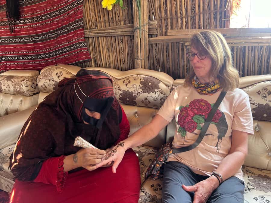 Muscat: Wahiba Sands, Wadi Bani Khalid & Mudayrib Tour - Bedouin house stop: culture, tea, and optional extras
