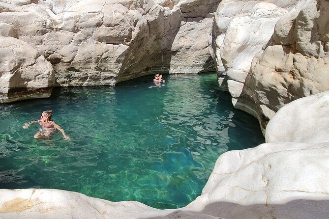 Oman Highlights: Wahiba Sands Desert & Wadi Bani Khalid Tour - Guide Time Makes or Breaks the Experience