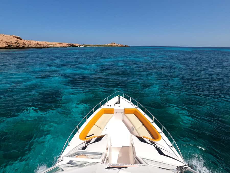 Oman: Snorkeling Trip at Daymaniyat Islands - Beach time and the mountain view: know the seasonal rules