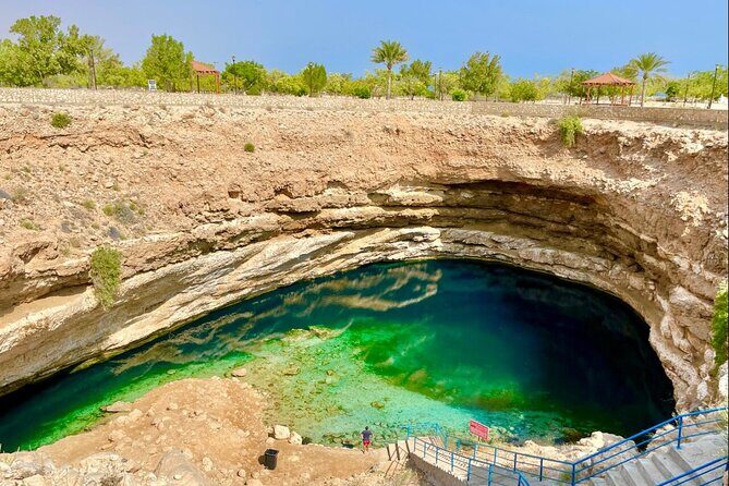 Private 3 days 2 nights Roundtrip Tour in Oman - Price and logistics: is $887 per person worth it?