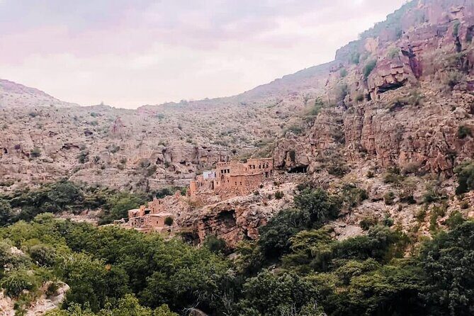 Private Oman Full Day Guided Sightseeing Tour - Nizwa Fort: Stepping Into the Sultans’ World