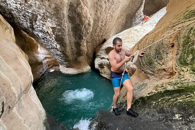 Visit wadishab full day from Musact - Wadi Shab: the 45-minute hike to cave pools (and what you’re really signing up for)